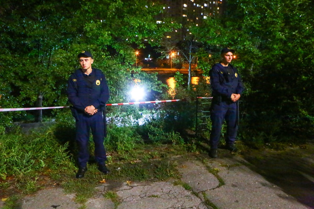 Территорию Русановского канала на время следственных действий охраняли спецотряды полиции Территорию Русановского канала на время следственных действий охраняли спецотряды полиции