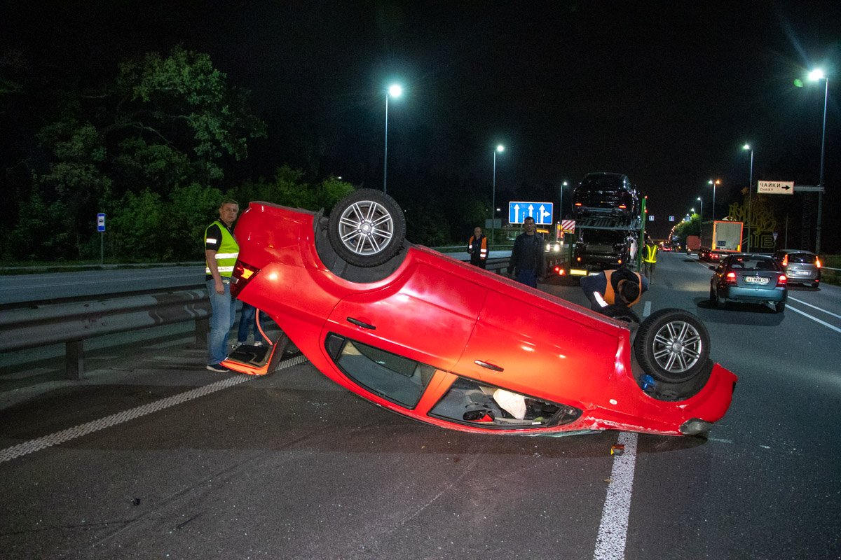 На въезде в Киев перевернулся Chevrolet Aveo 