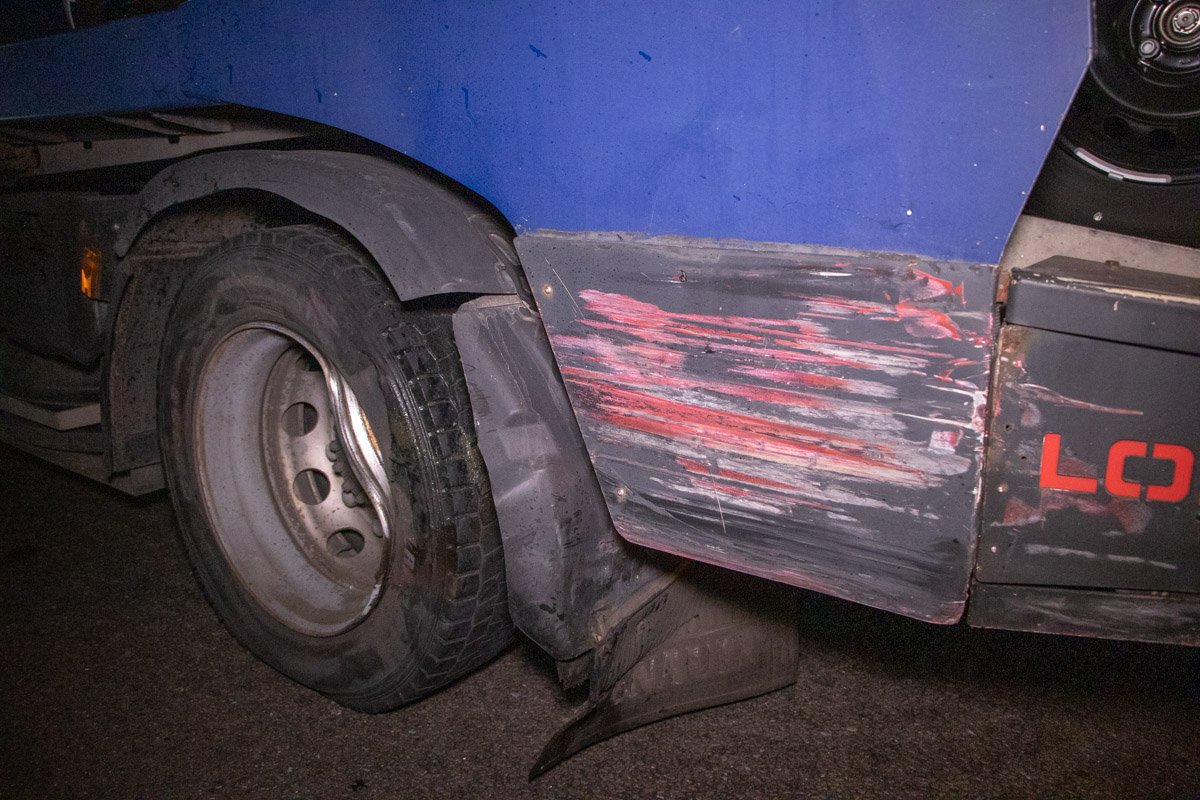 На фуре остались следы краски 