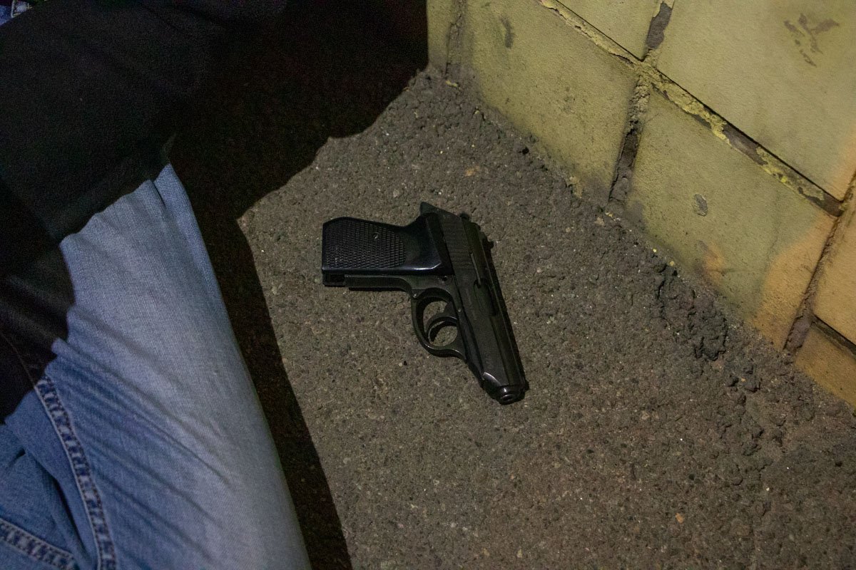 Полиция нашла у одного из них пистолет. Предварительно, оружие не боевое