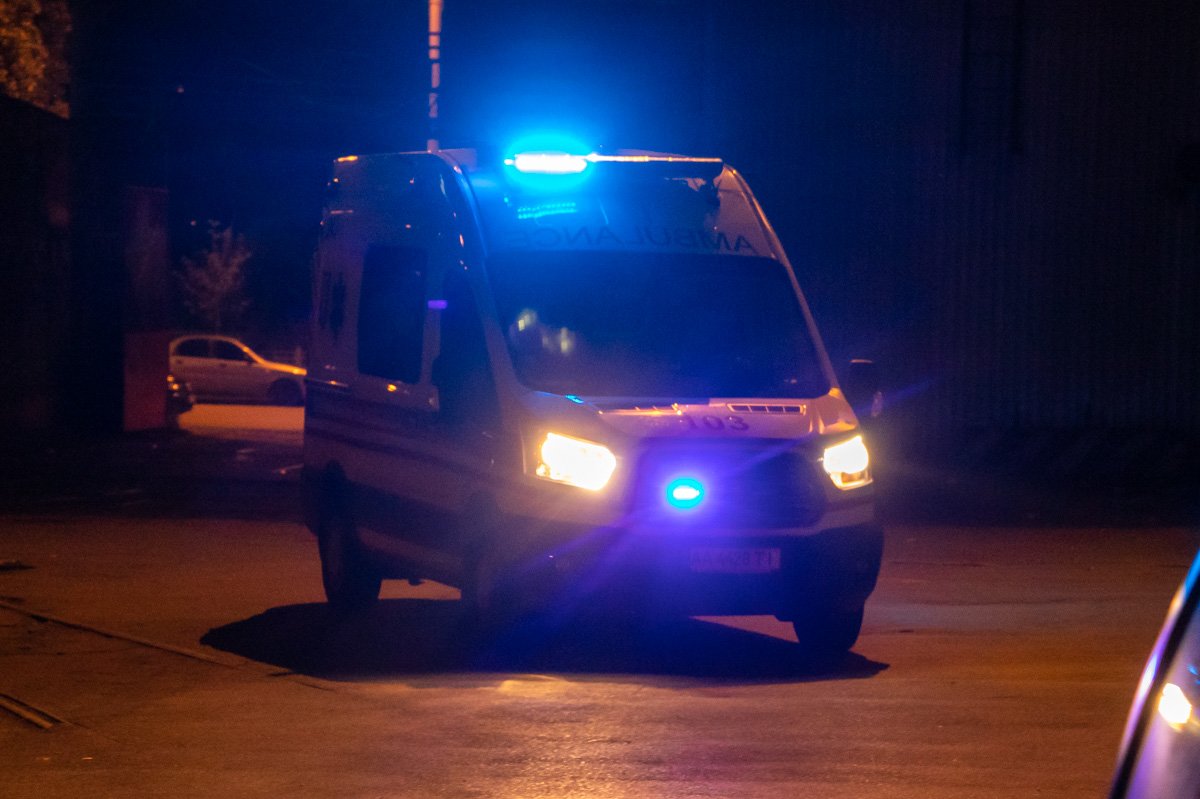 После этого мужчины начали валиться с ног и травмировались 