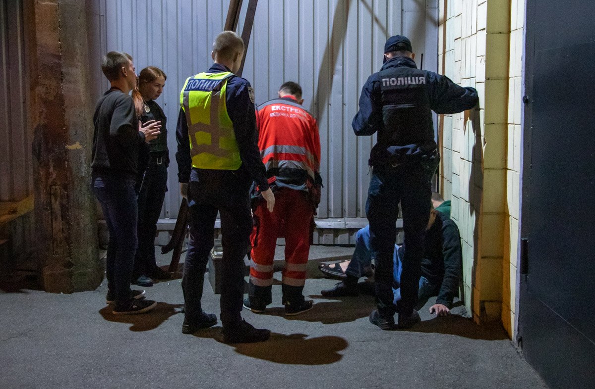 Выстрел совершил мужчина, который стоит на фото слева. Он же пытался задуть копов газом