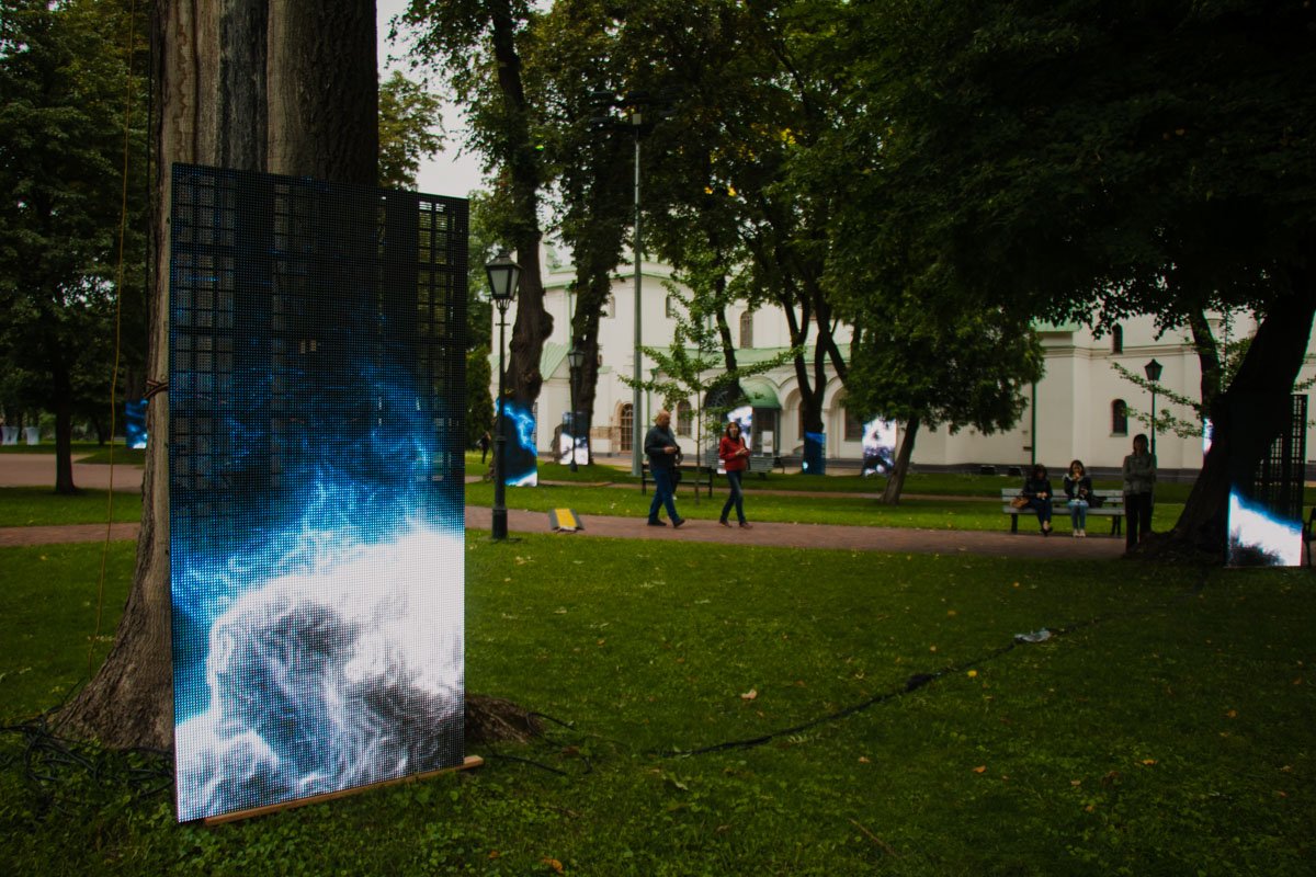 Впрочем, уделяли внимание организаторы и визуальной части фестиваля