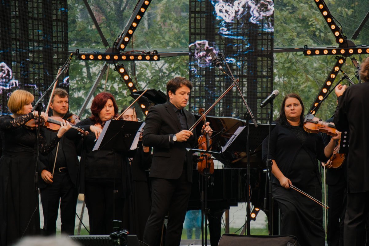 В рамках первого дня фестиваля со сцены выступали музыканты "Виртуозов Киева" и норвежские гости - пианист Эйстейн Севаг и певица Бенедикт Торгет