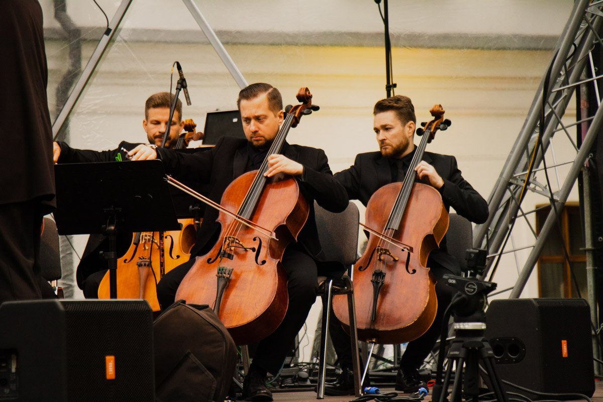 Подобная схема - оркестр и сольные выступления - будет сохраняться все дни фестиваля