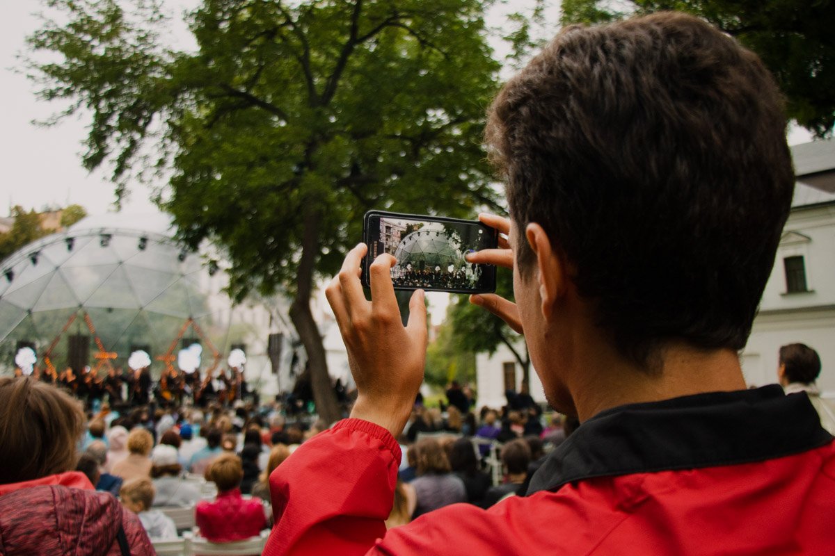Порой так и тянет зафиксировать на память особенно полюбившийся эпизод этого вечера. Мы тебя понимаем, парень
