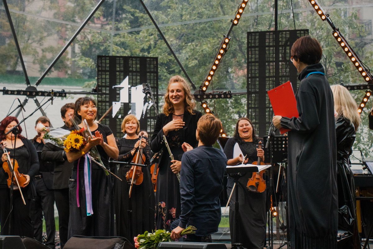 А еще прошедший вечер наверняка запомнился одной из музыканток, которой прямо на сцене признались в любви и сделали предложение