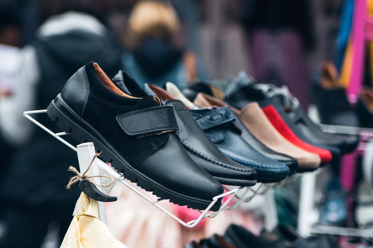 Также желающие могли приобрести и обувь - цена на нее варьировалась от 300 до 950 гривен Также желающие могли приобрести и обувь - цена на нее варьировалась от 300 до 950 гривен