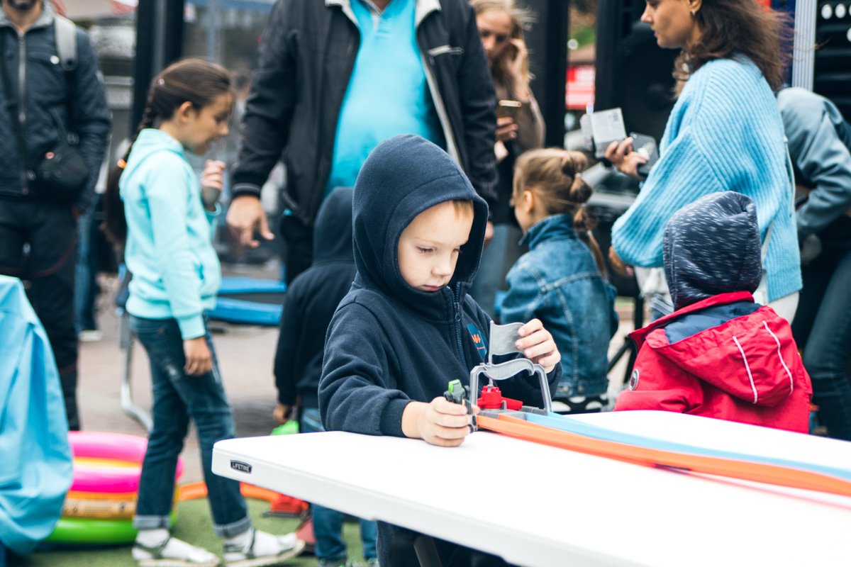 Также на ярмарке дети могли, например, запустить легендарные машинки HotWheels или по другому отвлечься от шопинга Также на ярмарке дети могли, например, запустить легендарные машинки HotWheels или по другому отвлечься от шопинга