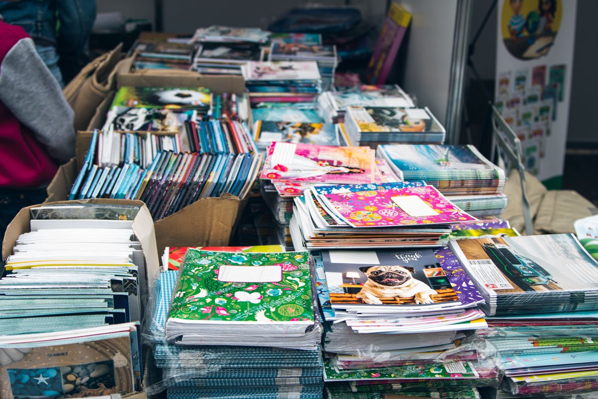 А это едва ли не единственная палатка с тетрадями и дневниками А это едва ли не единственная палатка с тетрадями и дневниками