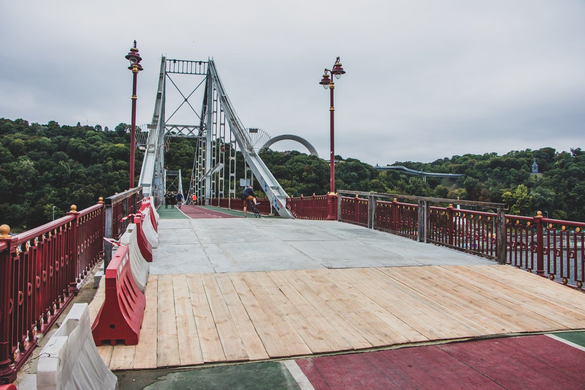Временный балласт на Пешеходном мосту Временный балласт на Пешеходном мосту