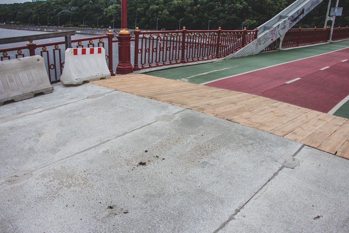 Вот так выглядят бетонные плиты и деревянный пандус на мосту Вот так выглядят бетонные плиты и деревянный пандус на мосту