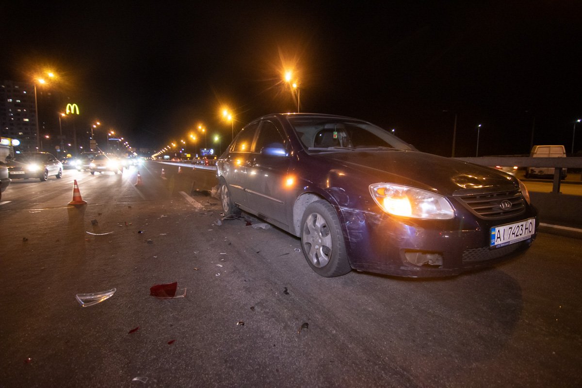 В субботу, 17 августа, в Киеве на проспекте Бажана произошла авария с участием двух автомобилей