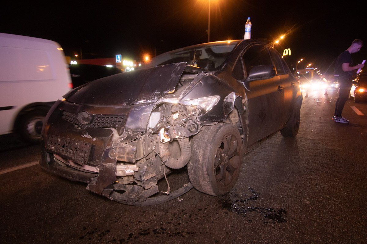 Рядом со станцией метро «Харьковская» столкнулись Toyota и Kia