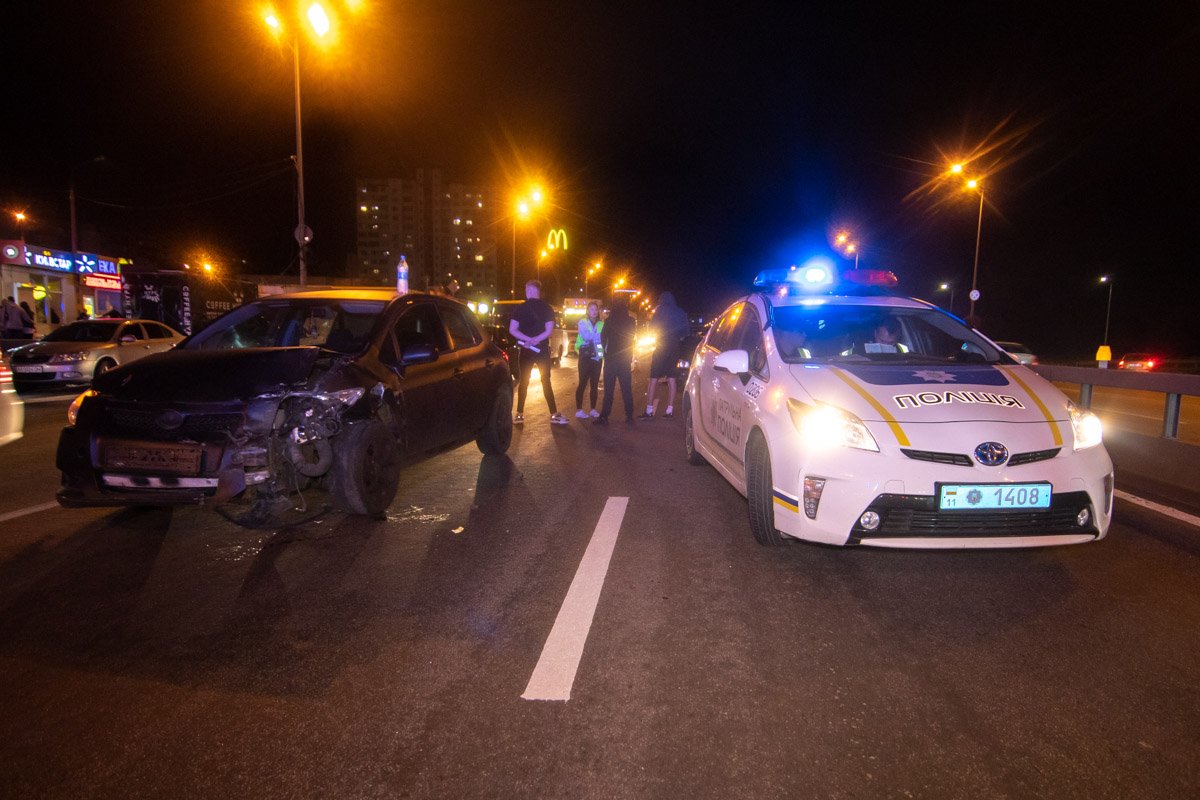 Между Kia и Toyota двигался еще один автомобиль, в какой-то момент он резко решил перестроиться