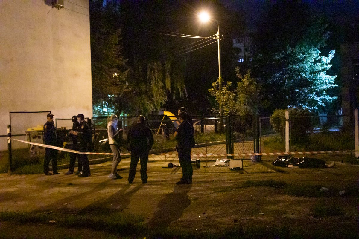 На улице Выборгской, рядом с детским садом № 654, мужчина зарезал жену