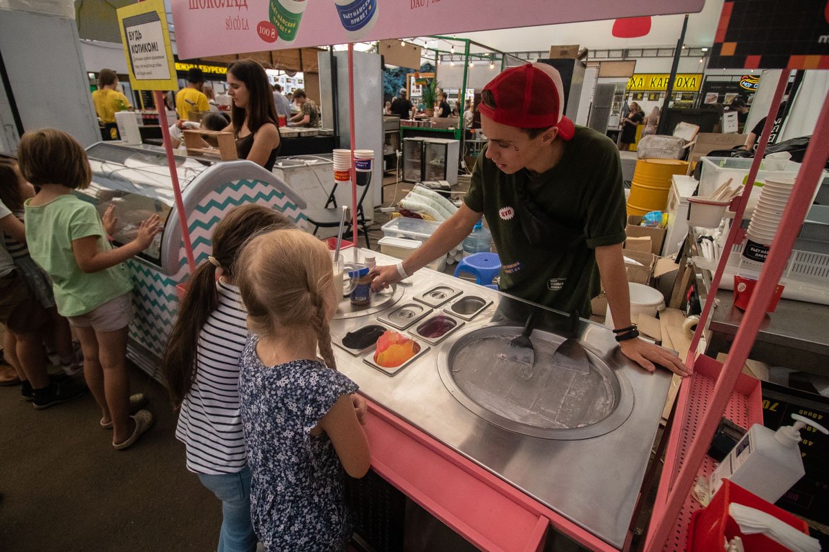 Дети строятся в очередь возле прилавка с самым вкусным мороженным 