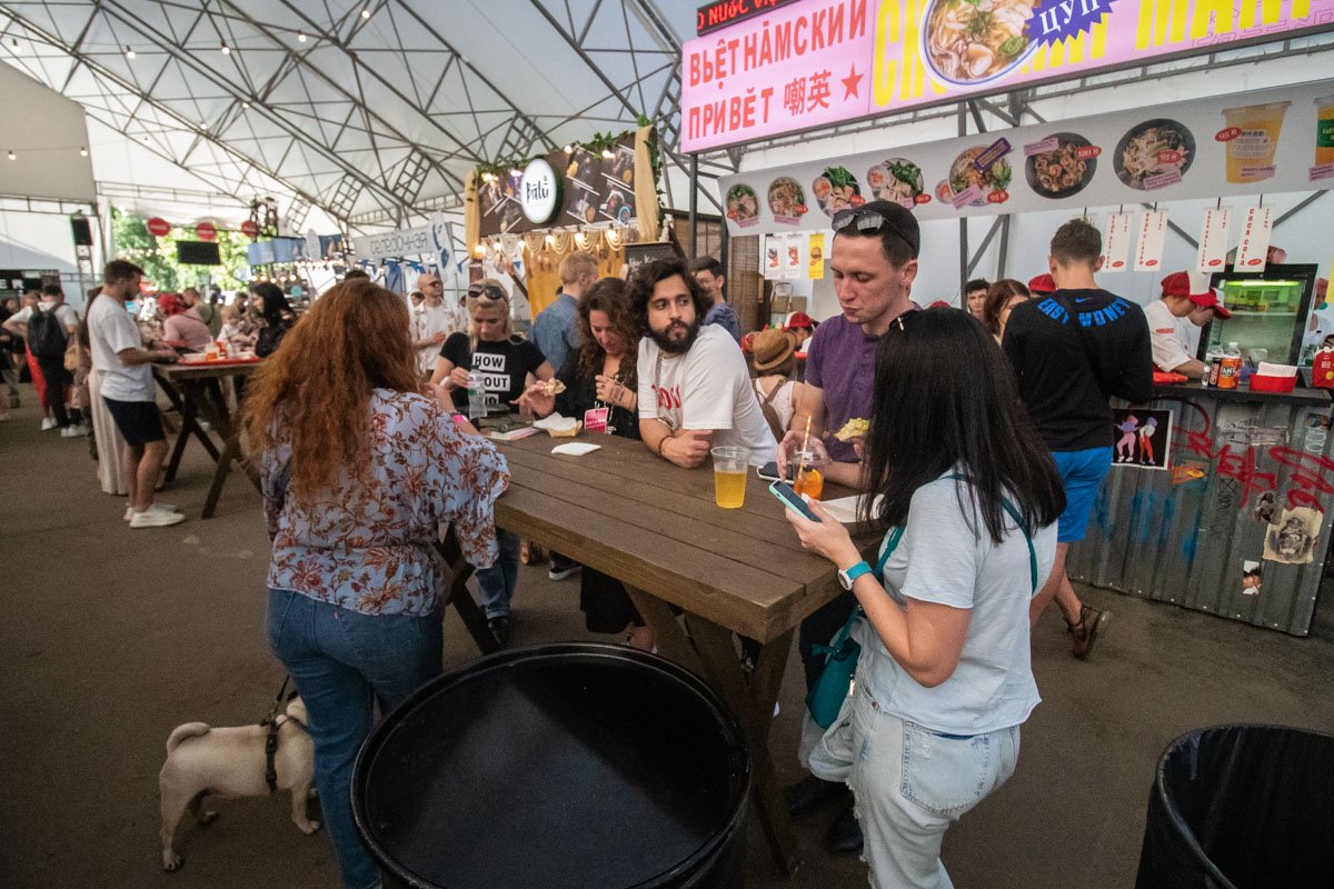 Взрослые попивают прохладный сидр