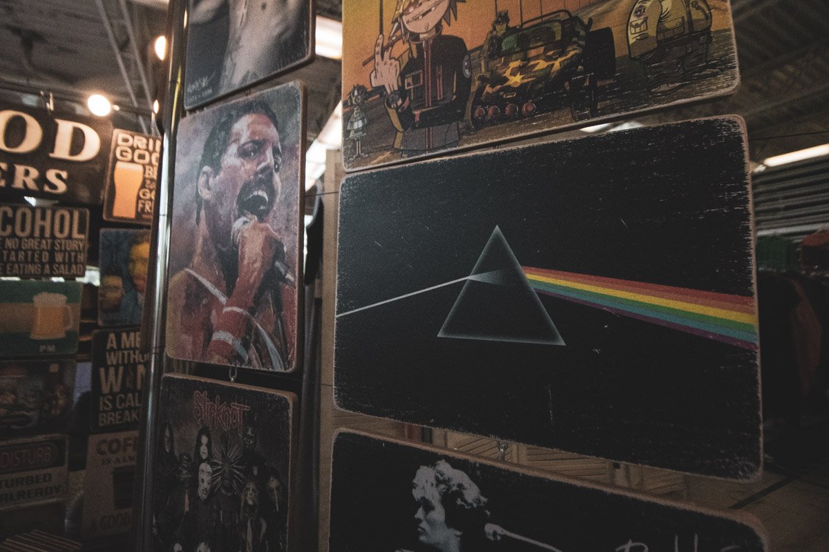 А на барахолке можно было приобрести не только одежду