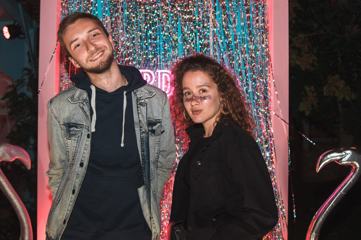 Говорят, веснушки - признак того, что вас поцеловало солнышко, а блестящие веснушки... ну вы поняли)