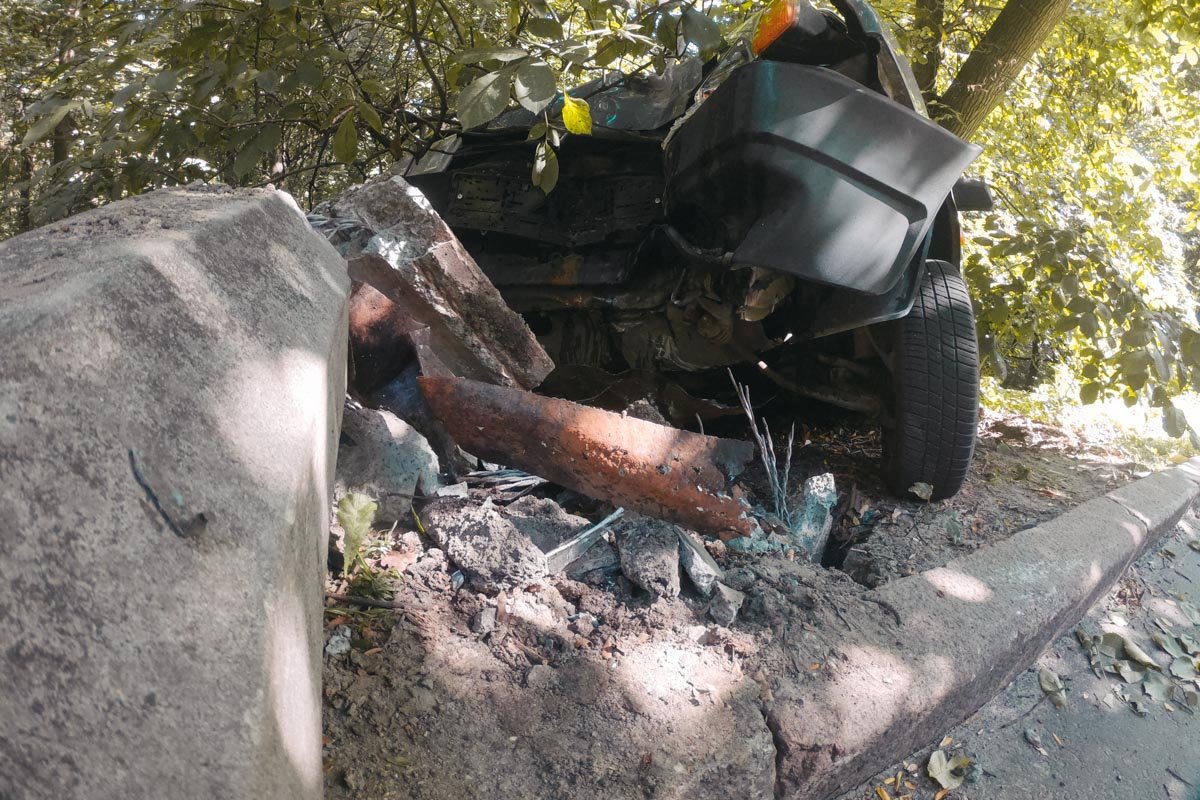 «ВАЗ-2199» вылетел с проезжей части и врезался в электроопору