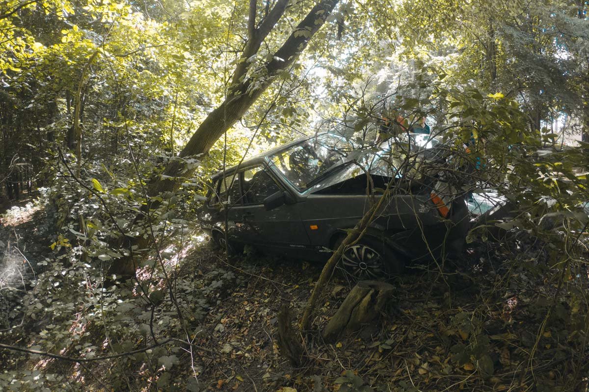 Медики госпитализировали водителя, но после осмотра он вернулся на место аварии