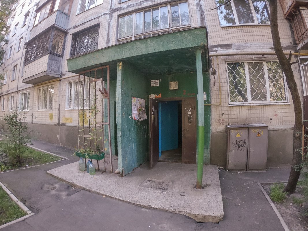 По предварительной информации, все произошло в одной из квартир на седьмом этаже второго парадного