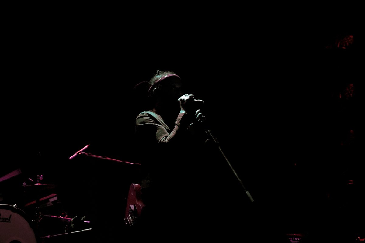 Джастин Уорфилд в полутьме творит свою магию