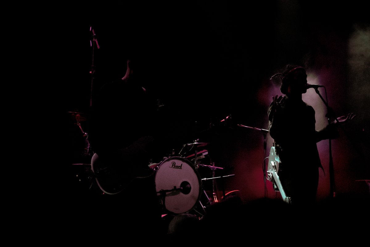 Полутьма - отличные декорации для музыки She Wants Revenge