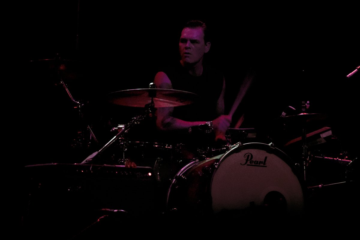 Барабанщик чеканит монотонный и глубокий ритм