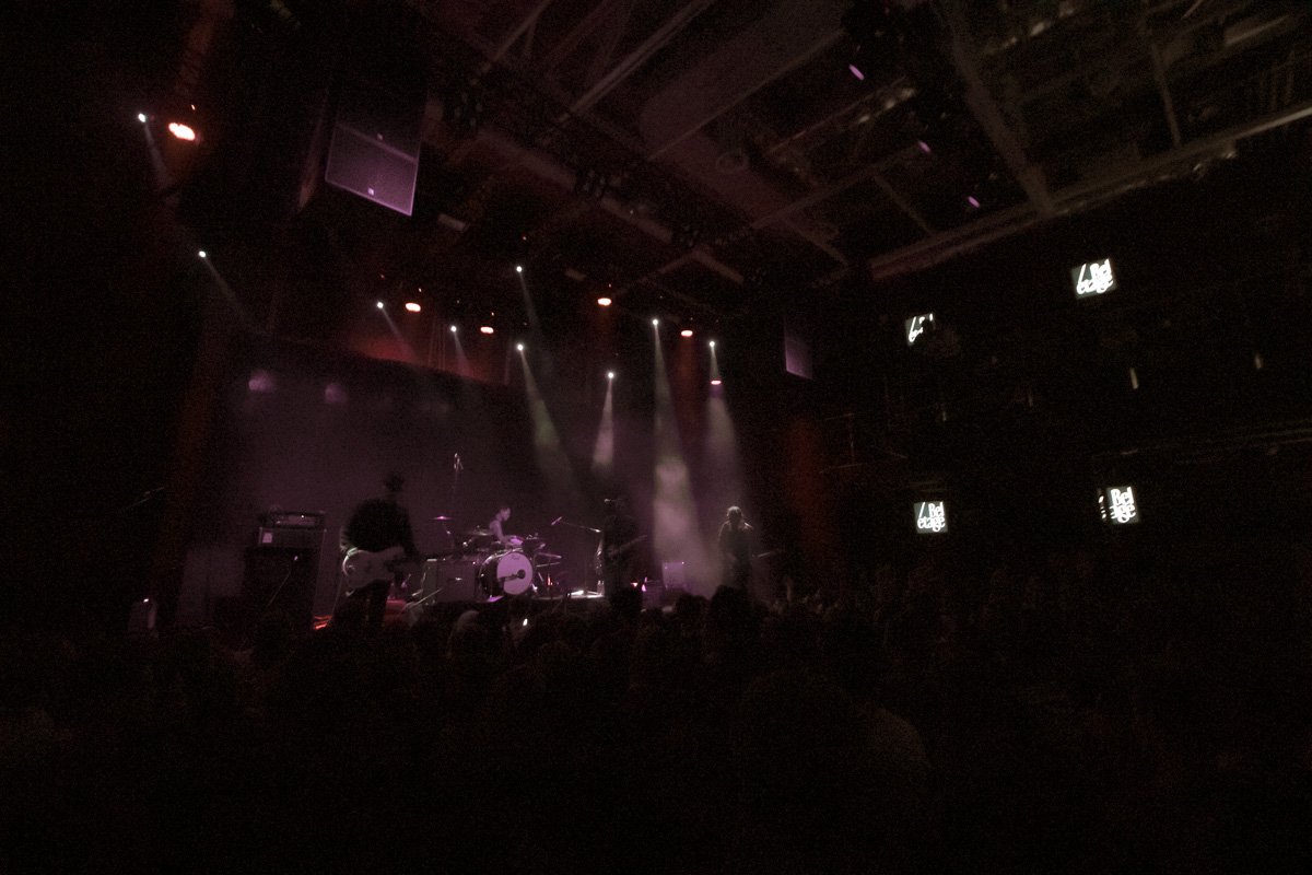 В дыму и холодном свете прожекторов