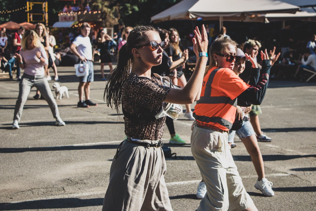 Тут можно было узнать и танцоров, и рэперов, и баскетболистов и просто модных людей, которые пришли круто отдохнуть