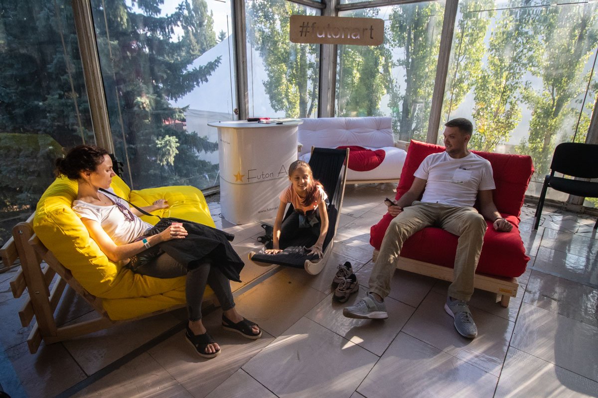 Отдохнуть можно было как на улице, так и внутри павильона