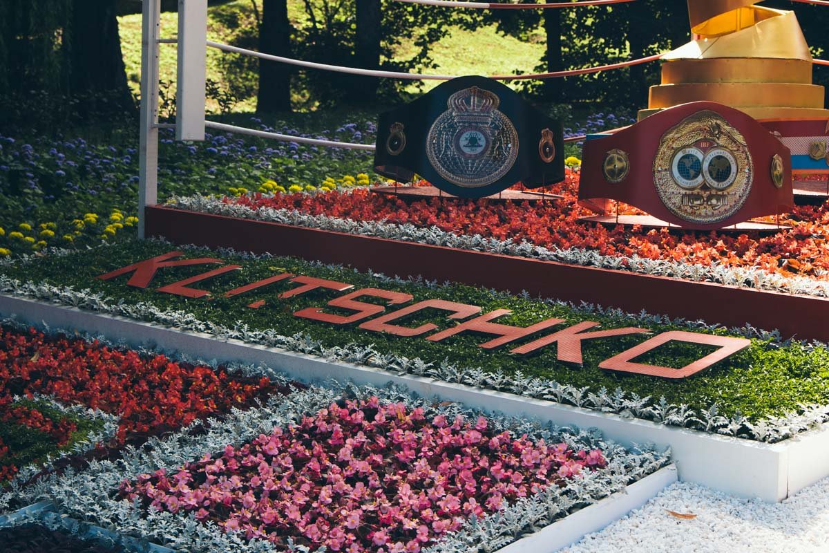 Главными героями композиций стали украинские спортсмены, которые известны своими достижениями всему миру Главными героями композиций стали украинские спортсмены, которые известны своими достижениями всему миру