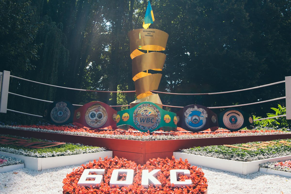 Организаторы уверены, что созданные на Певческом поле клумбы вдохновят подрастающее поколение на занятие спортом Организаторы уверены, что созданные на Певческом поле клумбы вдохновят подрастающее поколение на занятие спортом