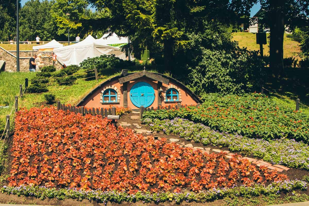 Чтобы на Певческом поле появилась такая красота, флористы "Киевзеленстроя" использовали около 180 тысяч цветов Чтобы на Певческом поле появилась такая красота, флористы "Киевзеленстроя" использовали около 180 тысяч цветов