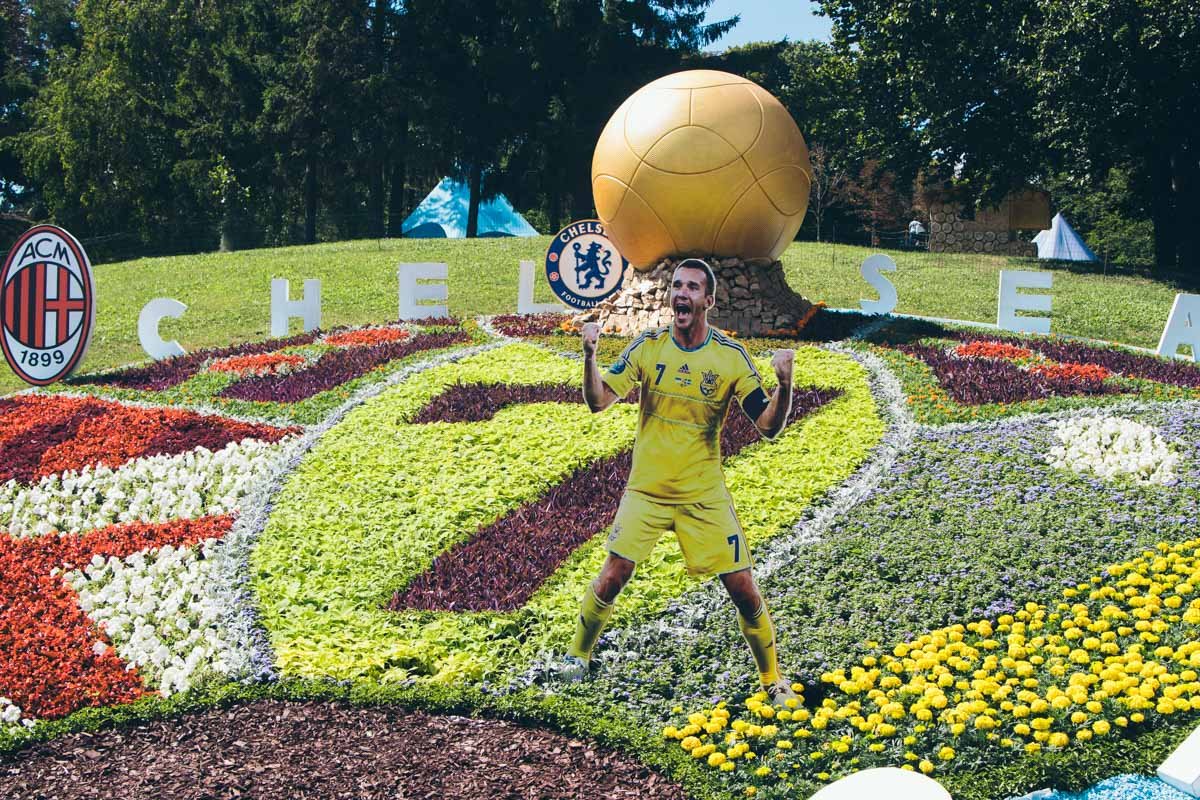 А для полного дополнения цветочных экспонатов, среди растений установили фигуры спортсменов и инвентарь А для полного дополнения цветочных экспонатов, среди растений установили фигуры спортсменов и инвентарь