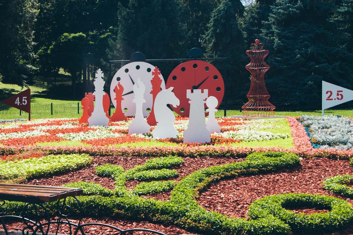 В роли развлечения в ландшафтном парке появились огромные шашки, в которые могут поиграть как детки, так и взрослые В роли развлечения в ландшафтном парке появились огромные шашки, в которые могут поиграть как детки, так и взрослые