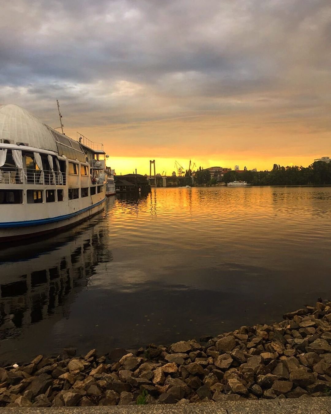 Закаты над Днепром просто завораживают. Фото: @spavbars Закаты над Днепром просто завораживают. Фото: @spavbars