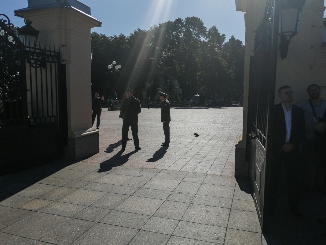 С самого утра территорию Мариинского дворца перекрыла полиция и Нацгвардия