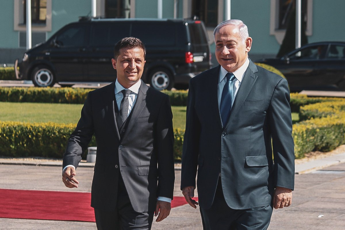 Высокий гость из Израиля заехал на автомобиле на территорию Мариинского дворца