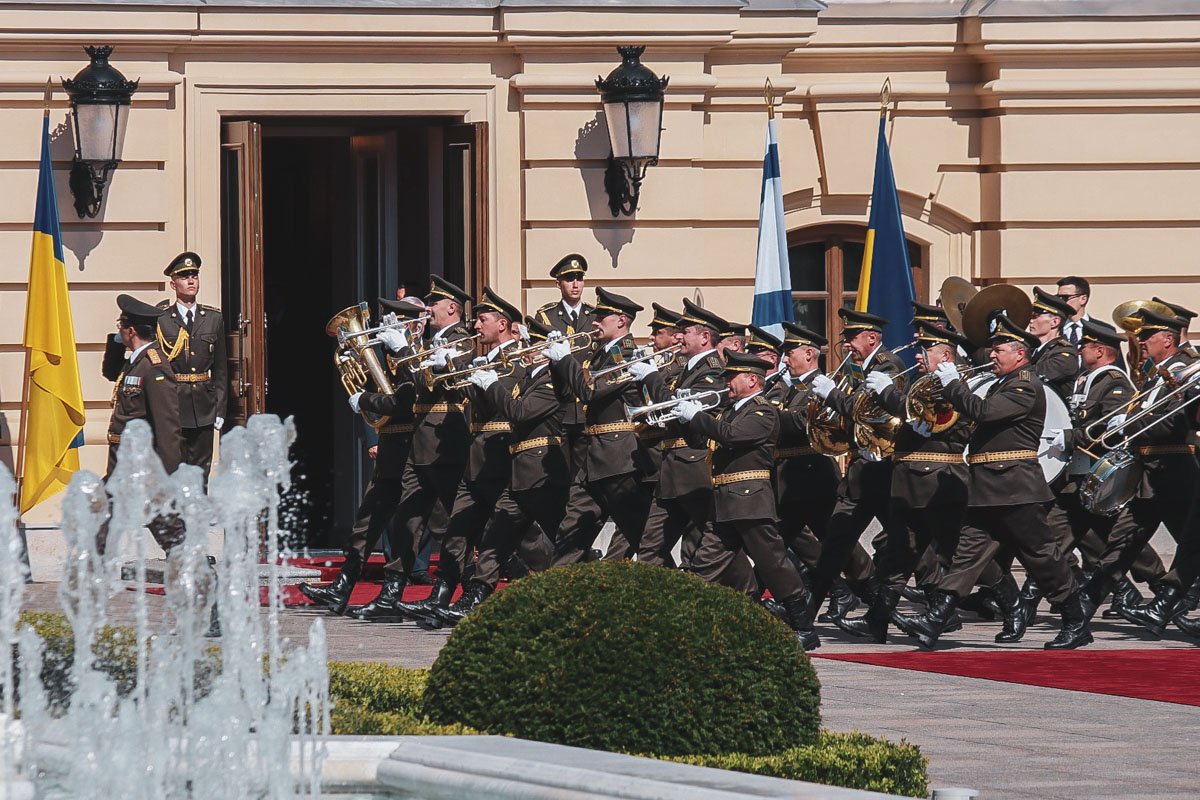 Здесь его встретил военный оркестр, который исполнил гимн Израиля и Украины