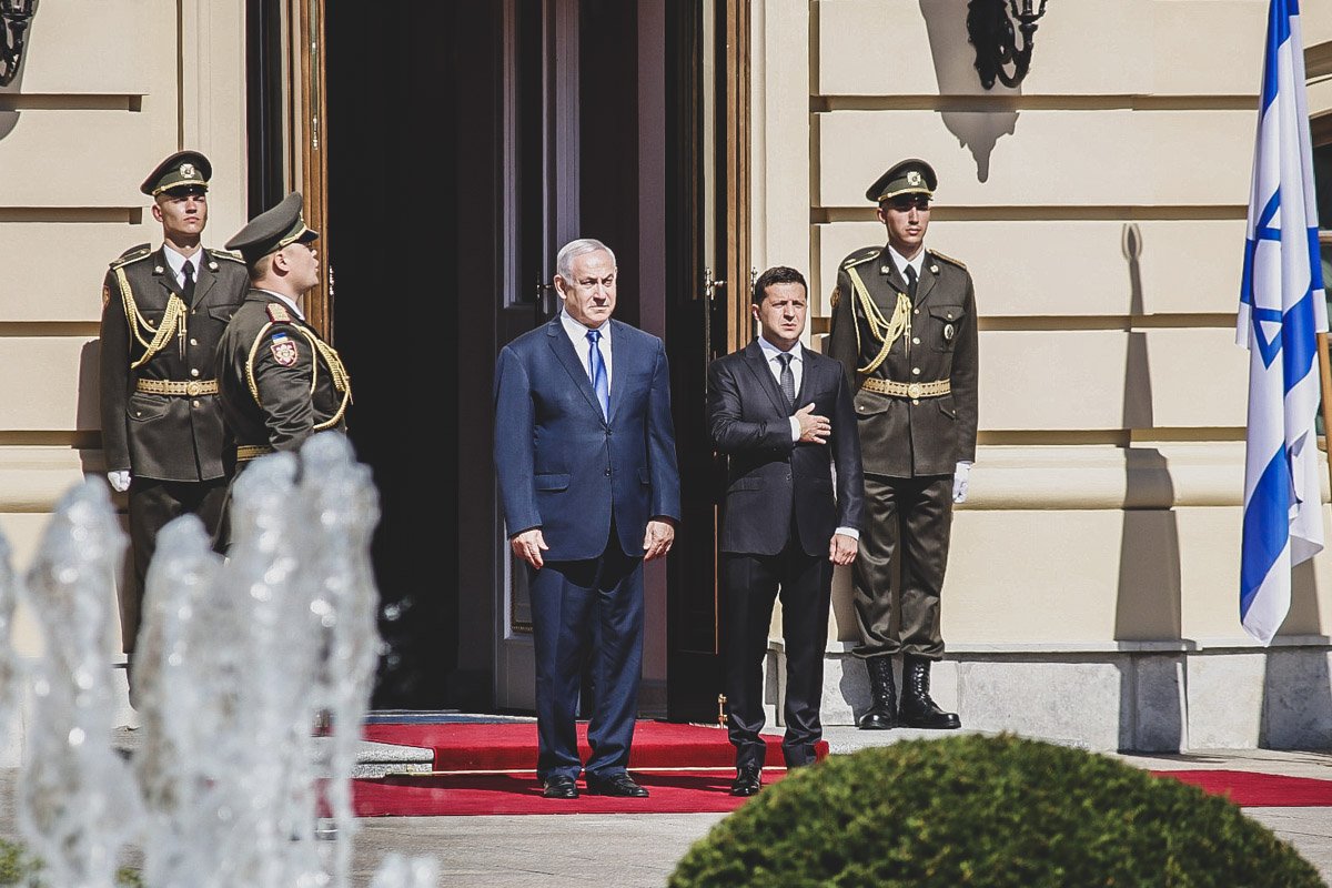Нетаньяху и Зеленский поприветствовали солдатов и делегации обеих стран, после чего удалились в дворец