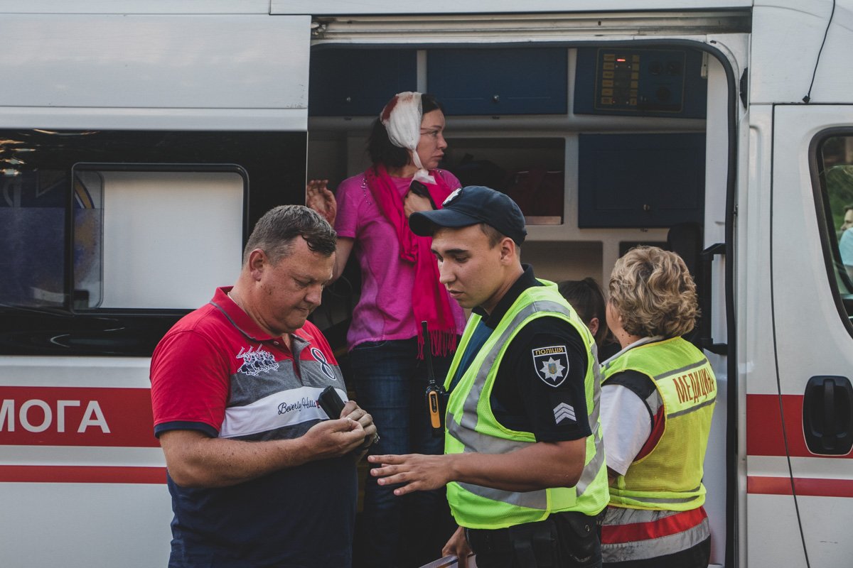 Одна из пострадавших, водитель Tesla и патрульные Одна из пострадавших, водитель Tesla и патрульные