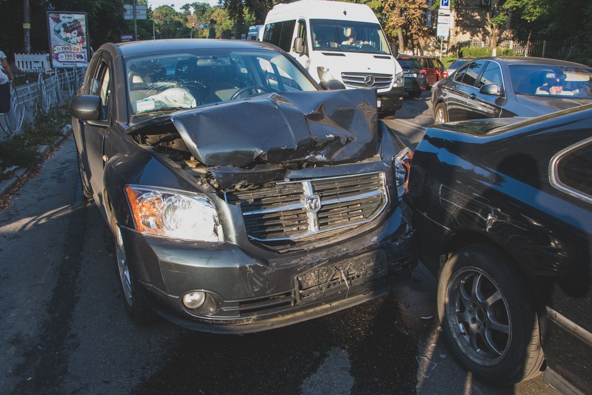 По пути внедорожник ударил еще два автомобиля. Детали ДТП устанавливаются По пути внедорожник ударил еще два автомобиля. Детали ДТП устанавливаются