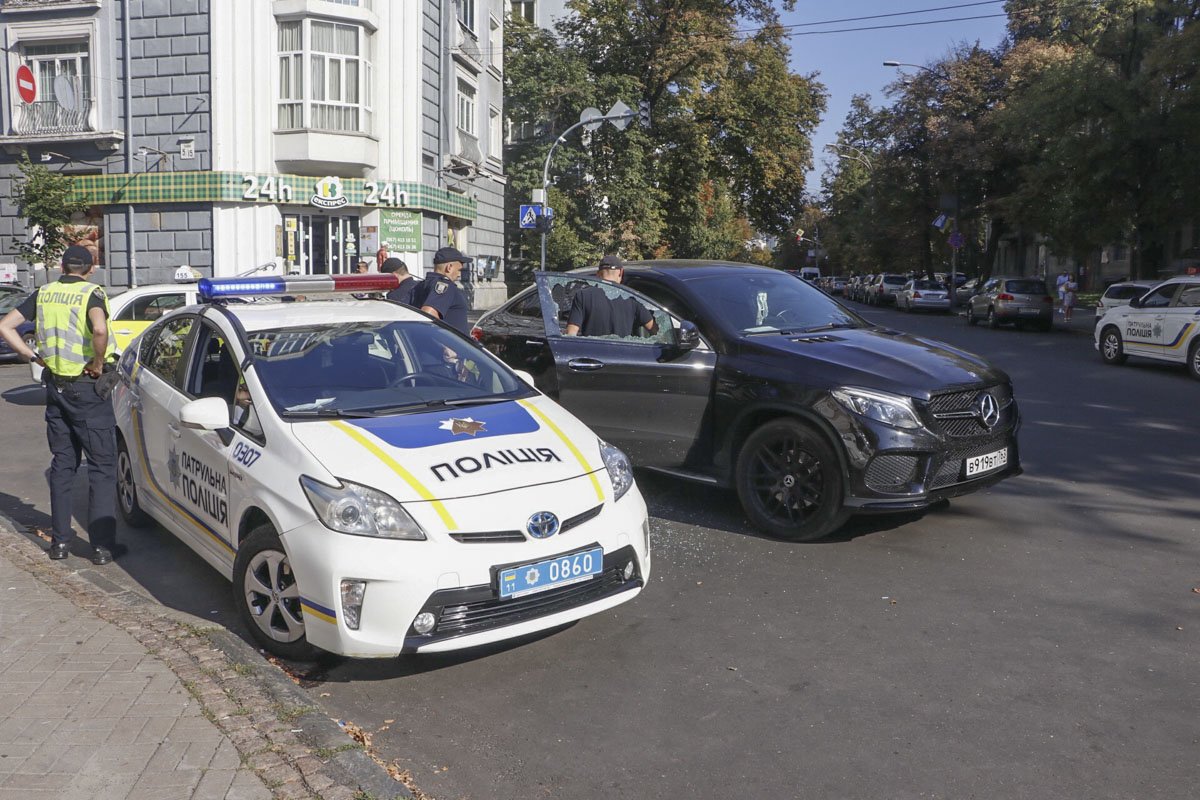 19 августа на пересечении улиц Институтской и Садовой прохожие обратили внимание на автомобиль Mercedes, который стоял на проезжей части