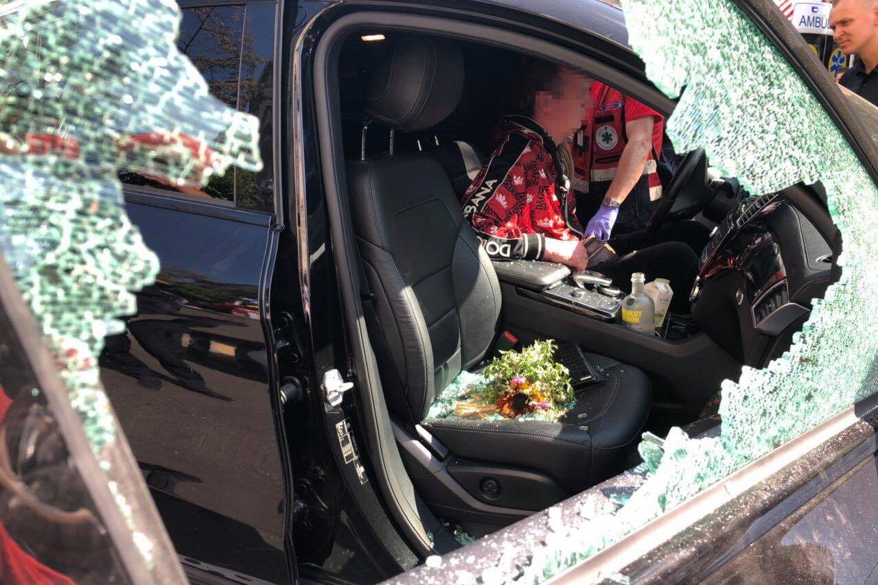 Внутри находился водитель, который находился без сознания и не реагировал на звуки