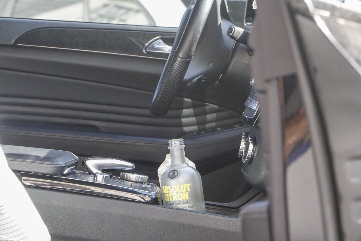 В салоне машины была открытая бутылка водки