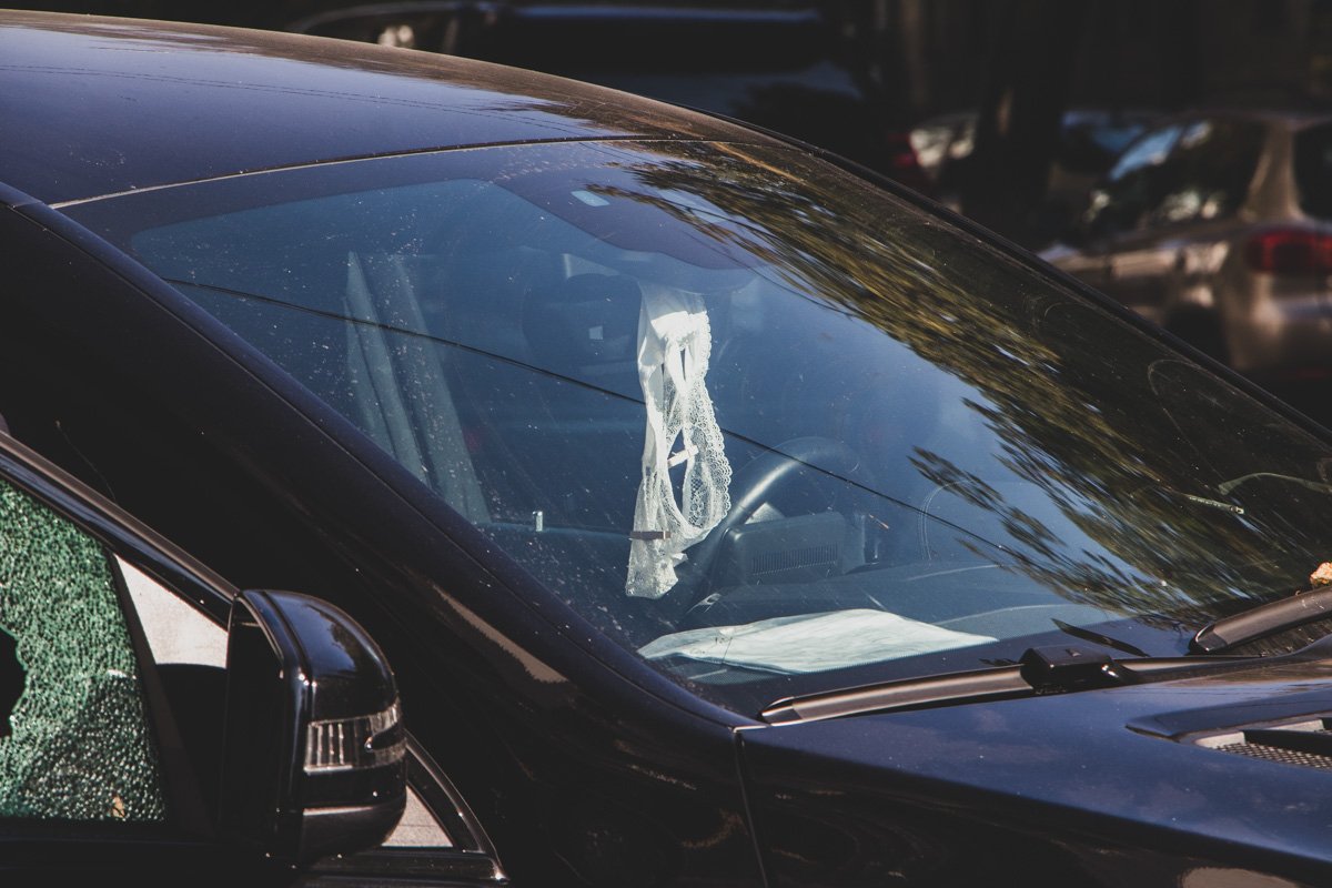 На лобовом стекле висели женские трусики