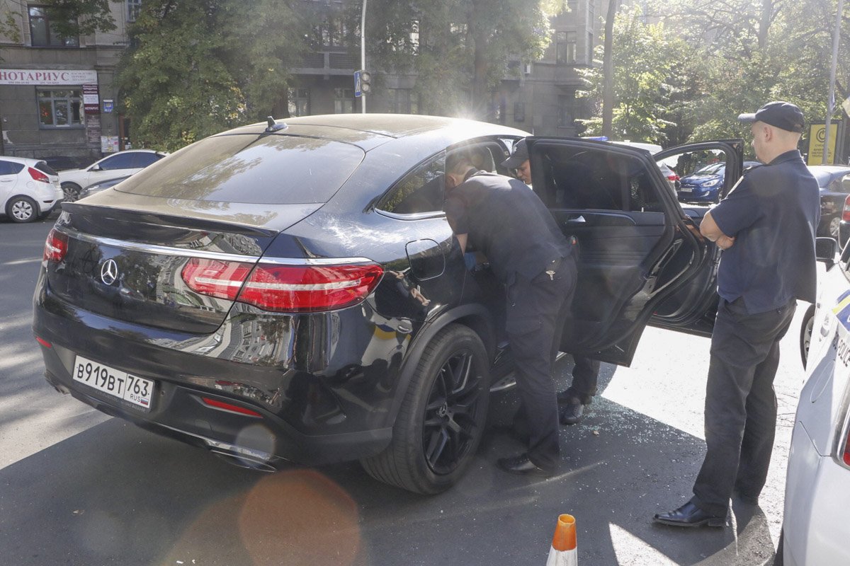 Следственно-оперативная группа изъяла все вещи из салона Mercedes и отправили его на штрафплощадку
